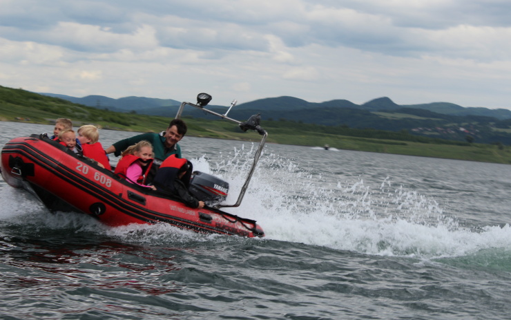 Tisíce lidí otevřely v sobotu Jezero Milada. Foto: Petr Sochůrek